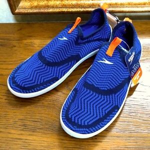 - New Boy’s Speedo surf knit (zig zag) water shoes. Size L junior 4/5. Blu…